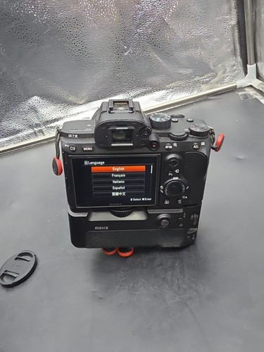 Kit fotocamera mirrorless Sony Alpha a7 III 24,2MP con obiettivo Sony FE 28-60mm F/4.5-5.6 - Foto 8 di 23