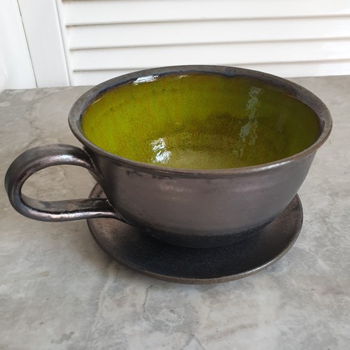 Tazza grande ceramica metallica canna di fucile fatta a mano con smalto e piattino smaltato verde - Foto 1 di 7