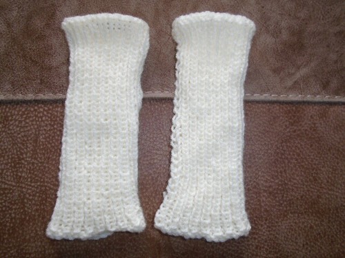Ladies cosy ivory hand knitted ribbed pattern hand warmers, NEW - Picture 3 of 3