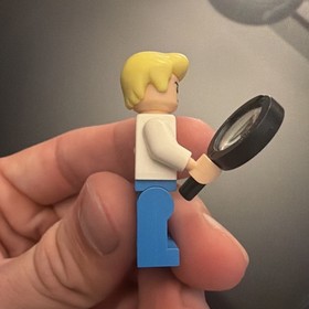 LEGO SCOOBY DOO -- 75902 FRED JONES MINIFIGURE WITH MAGNIFYING GLASS