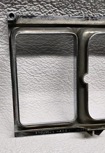 77,78,1979 CADILLAC DEVILLE FLEETWOOD RH HEADLIGHT BEZEL 16029624R/parking lens - Picture 11 of 17