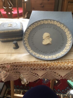 Jasperware blau Josiah Wedgwood Schmuckschatulle, auch mit kleinem Teller, Fingerhut