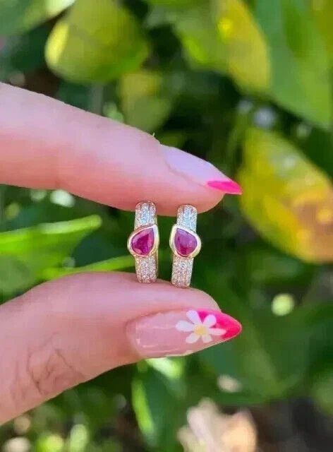 Pendientes de aro Huggie para mujer con rubí creado en laboratorio de corte pera de 2 quilates enchapados en oro amarillo de 14 k Foto 2 de 4
