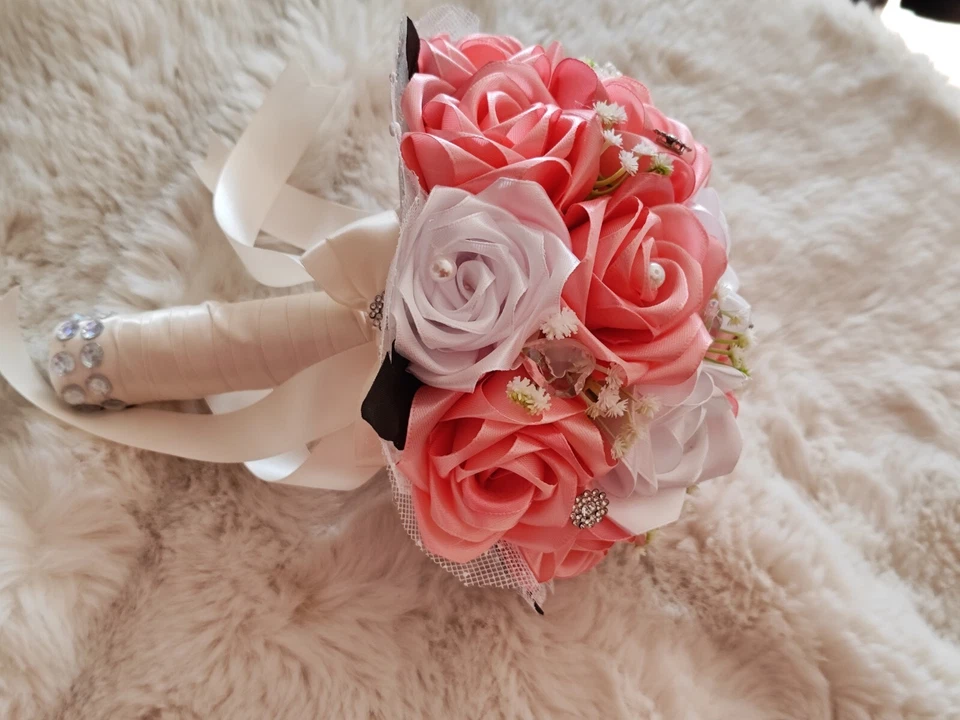 Ewiger Brautstrauß 💐, Rosa/Weiss, Strassteinen 🪄Handgefertigt aus Satinbänder  - Bild 4 von 4
