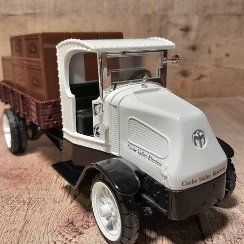 1915 White Flatbed Truck Cache Valley Electric Cast Iron Mack Flatbed Auto World - Picture 3 of 19