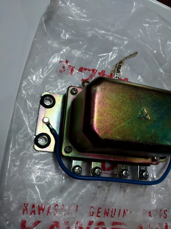 Regulador de voltaje Kawasaki B1 B1L B8 B8S B8T F1 F1TR F2 F2TR F3 NOS 21006-1003 Foto 4 de 4
