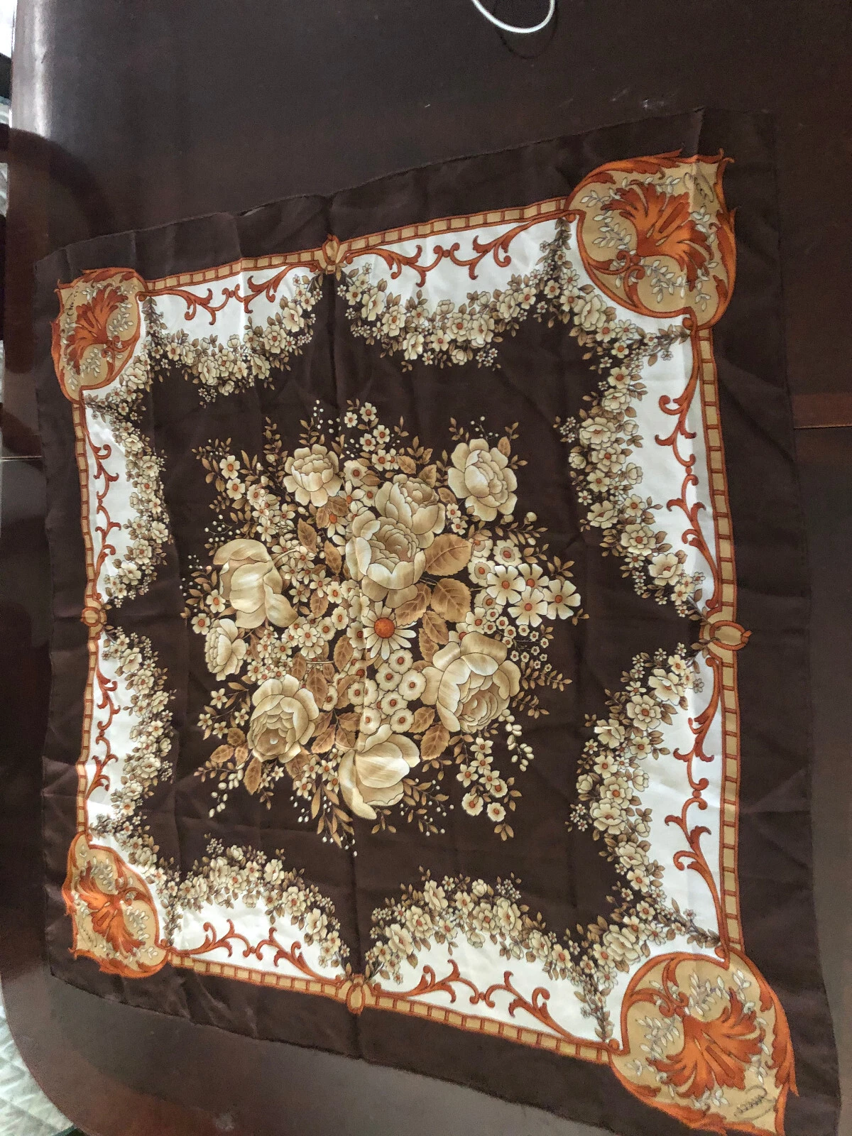 Écharpe Gucci soie 33x33 pouces.