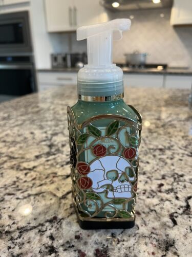 BATH & BODY WORKS GENTLE FOAMING HAND SOAP  HALLOWEEN STAINED GLASS SKULL SLEEVE - Picture 1 of 3