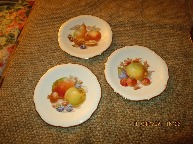3 VINTAGE SCHUMANN FRUIT/DESSERT PLATES - 7 1/4” - BAVARIA, ARZBERG, GERMANY