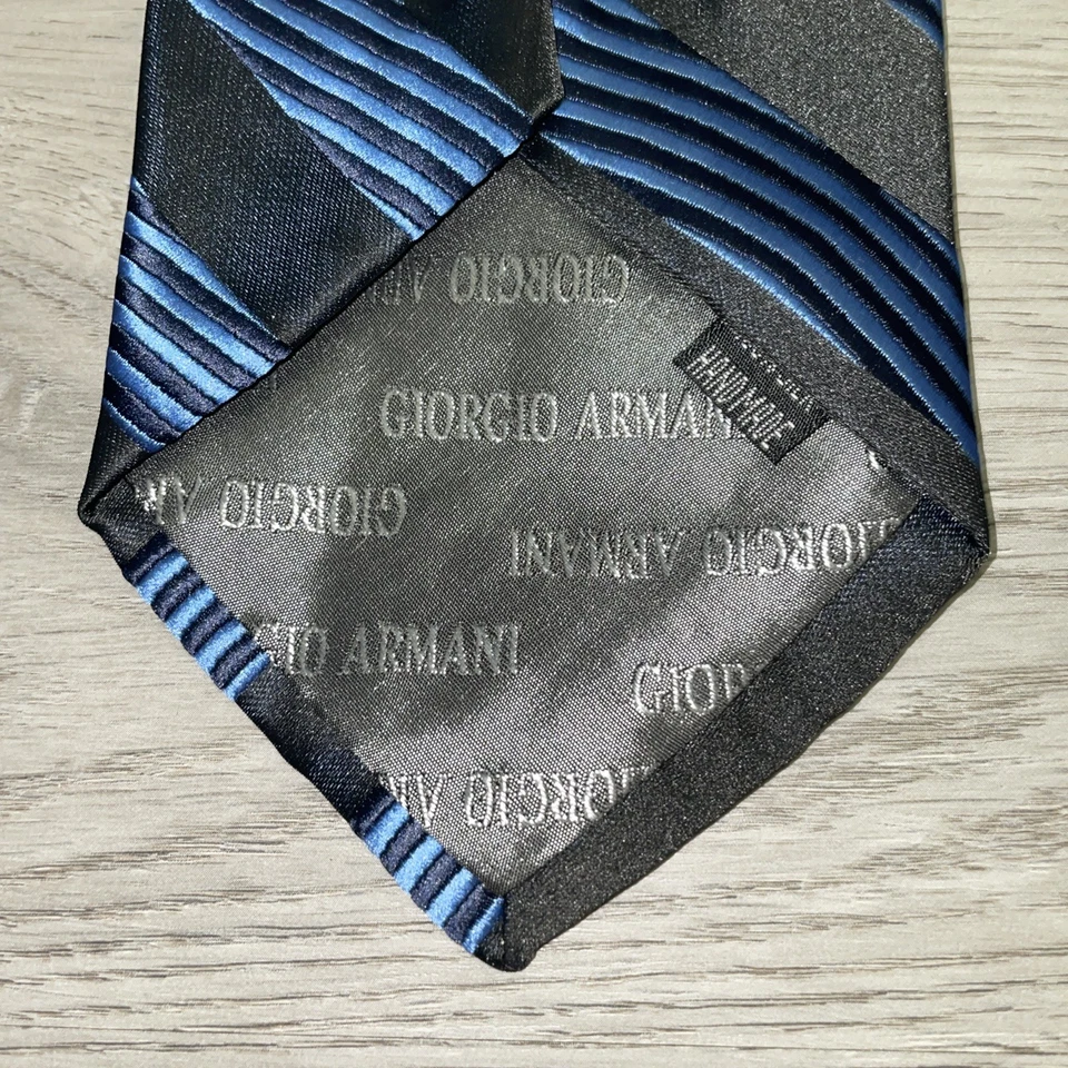 Gravata masculina vintage Giorgio Armani 100% seda, feita na Itália listra azul/preta à mão - Imagem 3 de 4