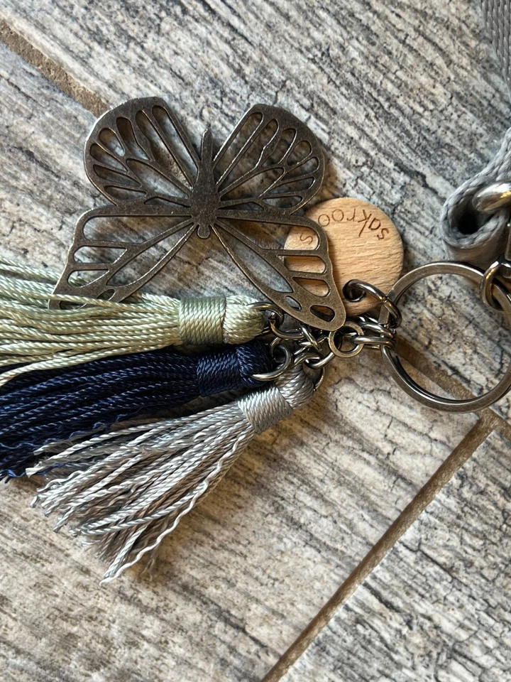 Bolso Bandolera Sakroots Plegable 106495 Mariposa Cartera Boho Bolso de Mano Gris Foto 3 de 4