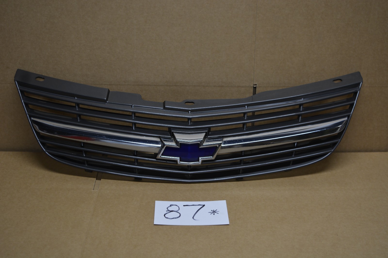 00 01 02 03 04 05 Chevrolet Impala Center Front Grille #87*