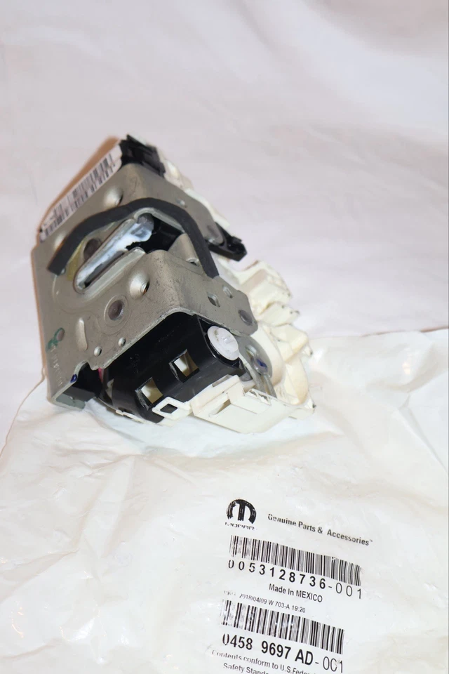 Conjunto de pestillo de puerta lateral del conductor trasero Chrysler / Mopar 04589697AD 2011-2014 nuevo Foto 4 de 4