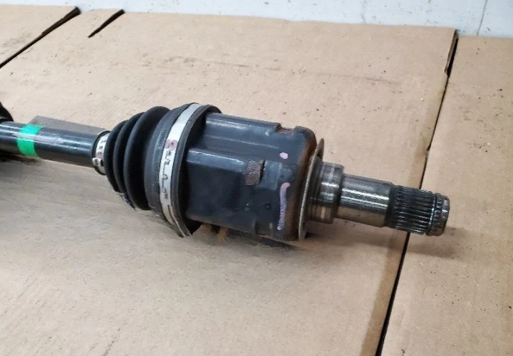 2005-2023 Toyota Tacoma Left Hand Front Axle Shaft Assembly OEM Foto 2 de 4