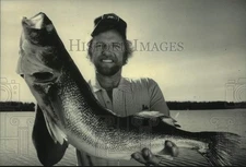 1986 Press Photo Fishing expert Babe Winkelman and his walleye - mjc36576
