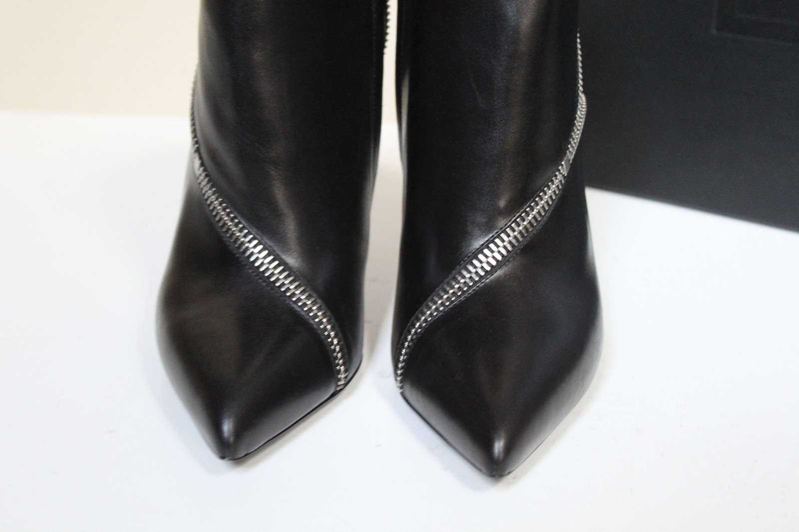 Scarpe stivaletto Saint Laurent 9 5 39 5 Saint Laurent in pelle nera con zip e tacco a punta nuove