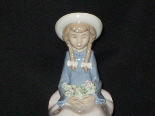 Lladro - "Pretty & Prim" #5554 - Retirado - Imagen 2 de 9