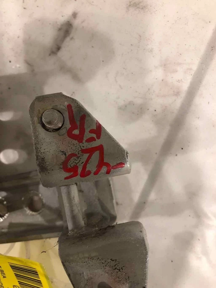 2004 MITSUBISHI ENVENVOR Dobradiça da Porta Frontal Superior e Inferior Direita Lado do Passageiro Destro - Imagem 3 de 4