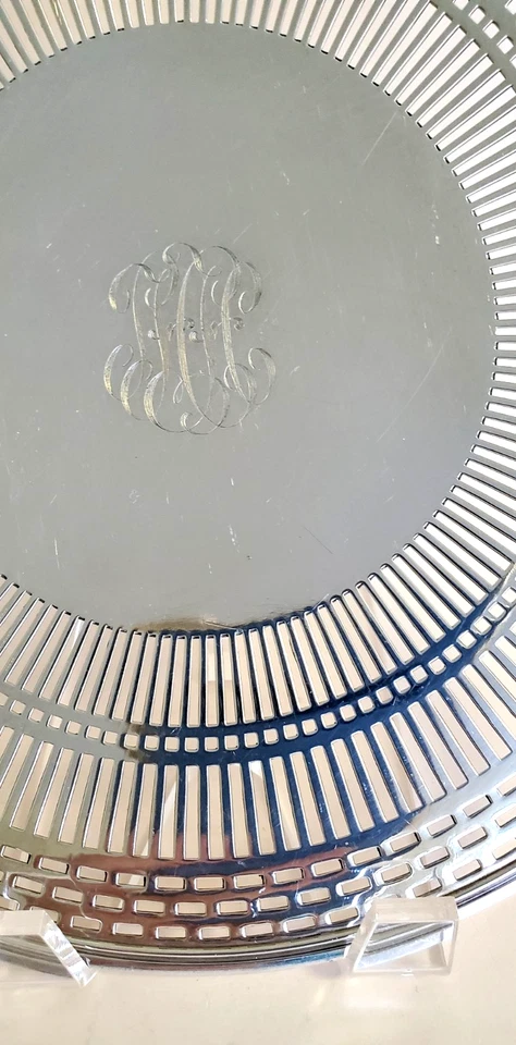 Wallace Bros. Wallingford Co. Bandeja con patas perforada plateada elegante monograma Foto 2 de 4