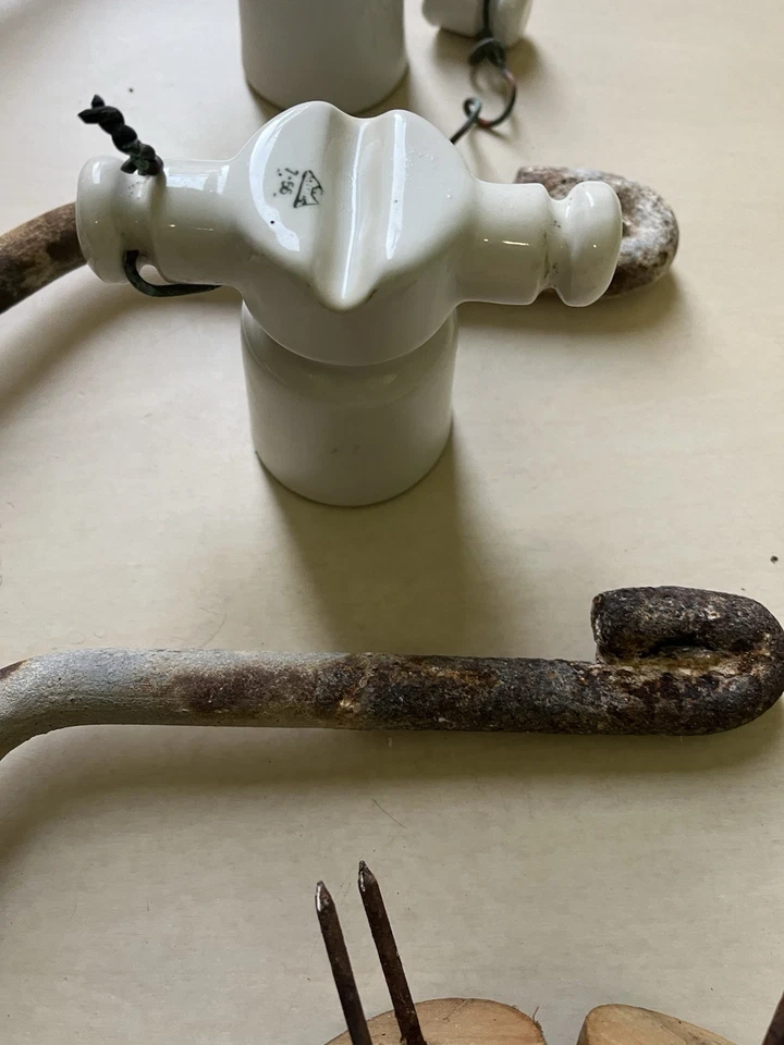 MATERIALE ELETTRICO ANTICO COPPIA DI  ISOLATORI IN PORCELLANA ALTEZZA CM 5,2  - Immagine 4 di 4