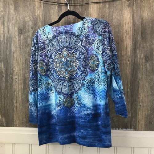 T-shirt Chico's Zenergy blu stampa mandala taglia L - Foto 3 di 3