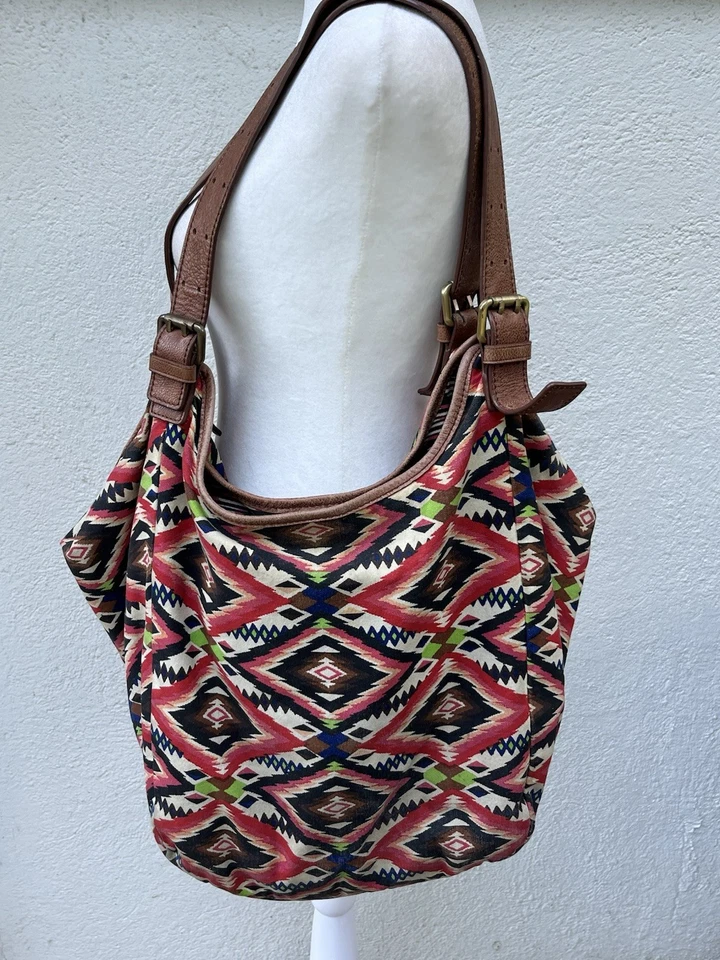 Bolso Hobo Cynthia Vincent Gran Tamaño Estampado de Lona Azteca Correa de Cuero Fin de Semana Foto 4 de 4