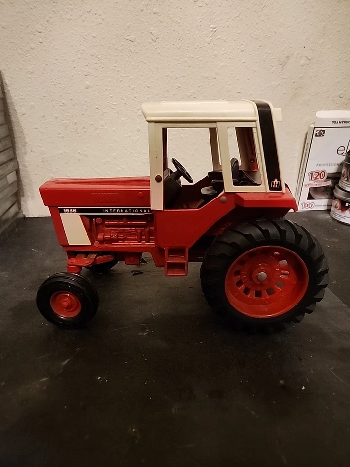 Vintage ERTL International 1586 Die Cast Metal Toy Tractor 1:16 With Cab 1988 - Image 2 of 4