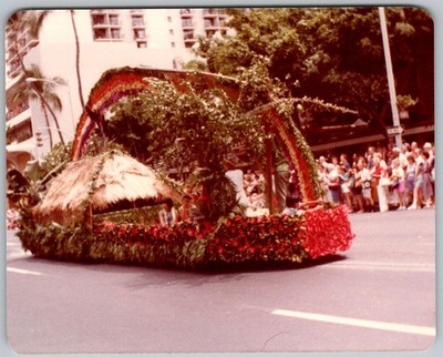 Vtg Color Snapshot Honolulu Parade Float Scene 1982