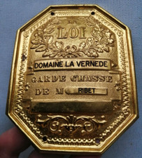 ancien insigne  plaque de  garde chasse  domaine la vernede en laiton repoussé