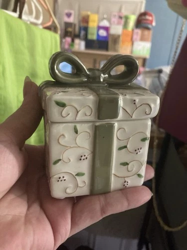 YANKEE CANDLE TEA LIGHT GIFT BOX EMBOSSED - product listing photo