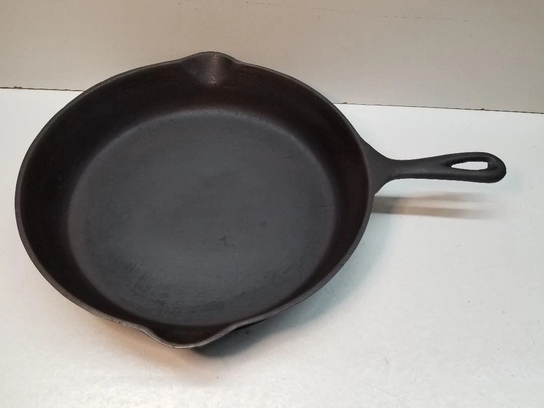Vintage cast iron skillet, made in the 1800's with gate mark 11 1/4" READ
