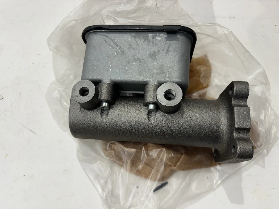 Cilindro maestro de freno Dorman M39577 para Ford B-800 LN8000 B-700 B-600, 1984-98 Foto 2 de 4