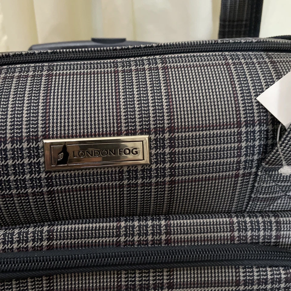 London Fog Devonshire 15 Inch Rolling Under Seat Suitcase Dartmouth 2630 - Image 3 of 4