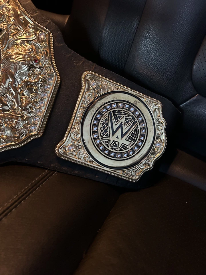 Nuevo 2023 Campeón Mundial Peso Pesado WWE Lucha Libre Cinturón Réplica Título 4MM Diecast Foto 3 de 4