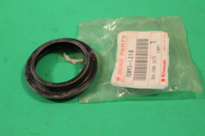 ike929様① NOS Kawasaki OEM Fork Outer Tube Seal 191-92 KX125 91-92 94 KDX250