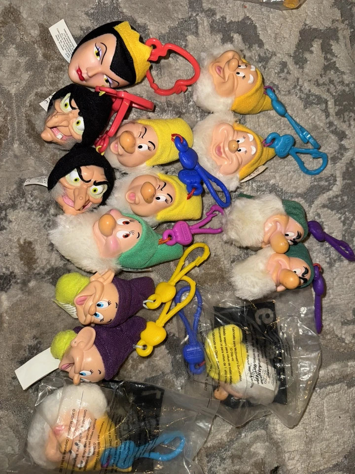 SNOW WHITE AND SEVEN DWARFS CARABINERS McDonalds Snow White Clips - Image 2 of 2