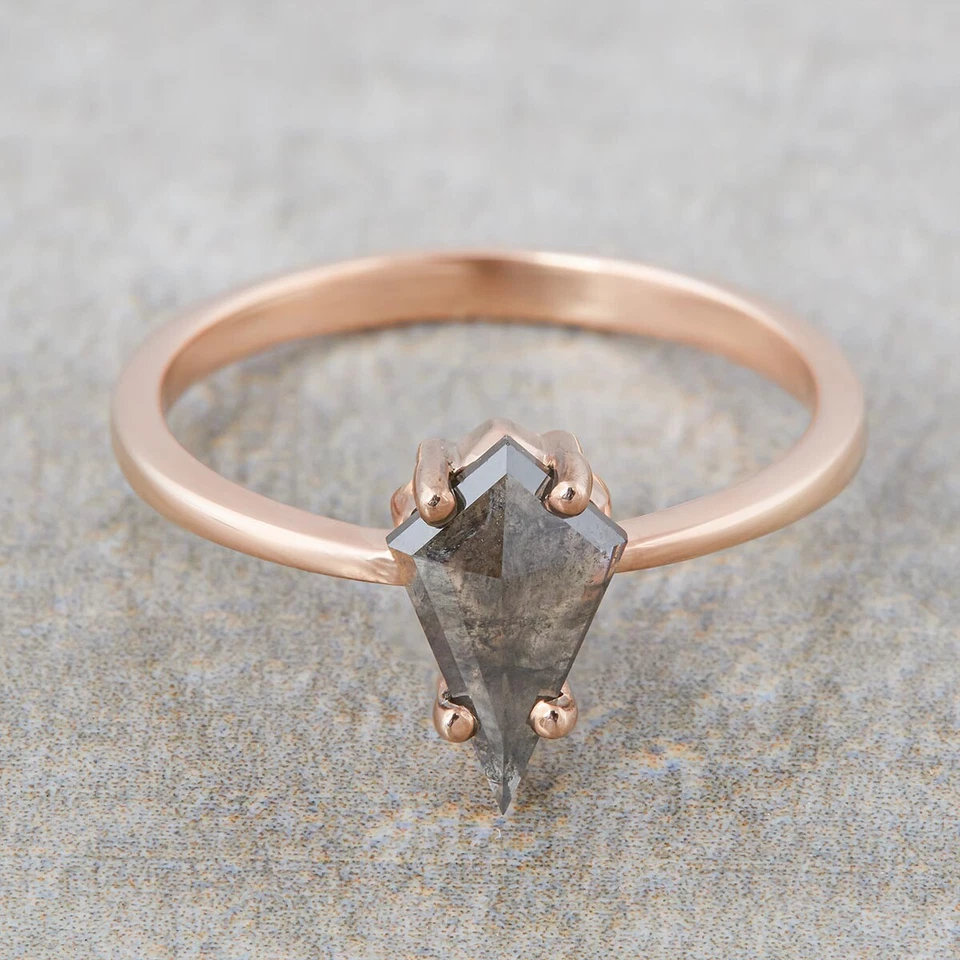 Anillo de compromiso solitario natural de 0,65 quilates con forma de cometa de diamantes con sal y pimienta Foto 4 de 4