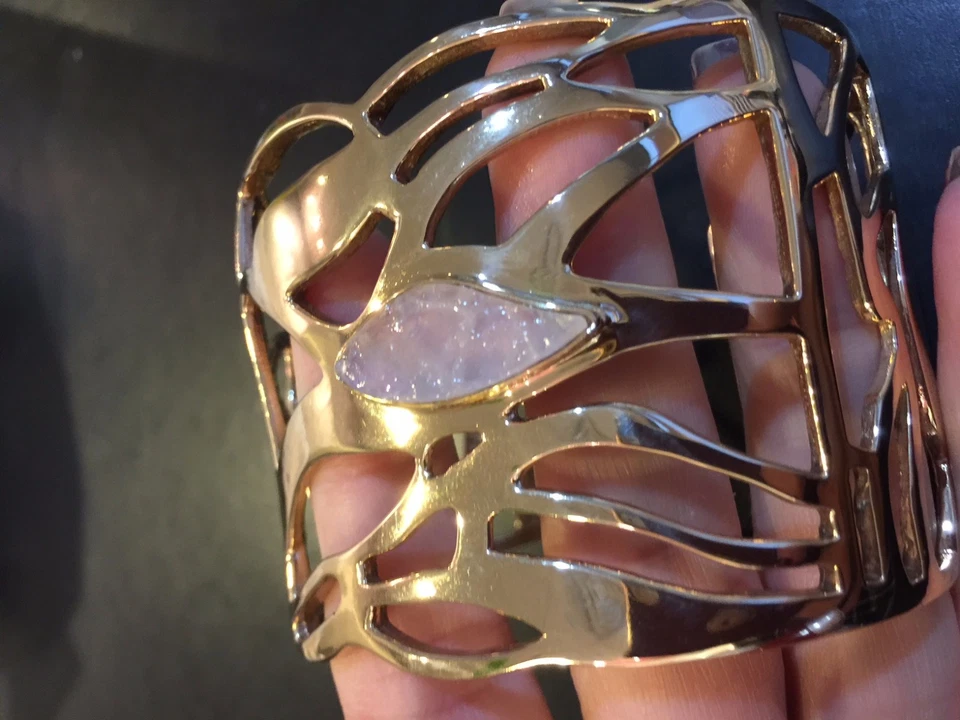 Brazalete ancho de cuarzo rosa orgánico nido de diseñador enchapado en oro de 14 quilates de 7 a 8,5 pulgadas Foto 4 de 4