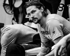 Erik Karlsson Locker Room Glance Pittsburgh Penguins 8x10 NHL Hockey Photo