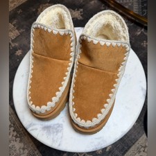 Women's Size 10 Cozy Sherpa Lined Slippers Tan Faux Suede Moccasin In/Outdoor