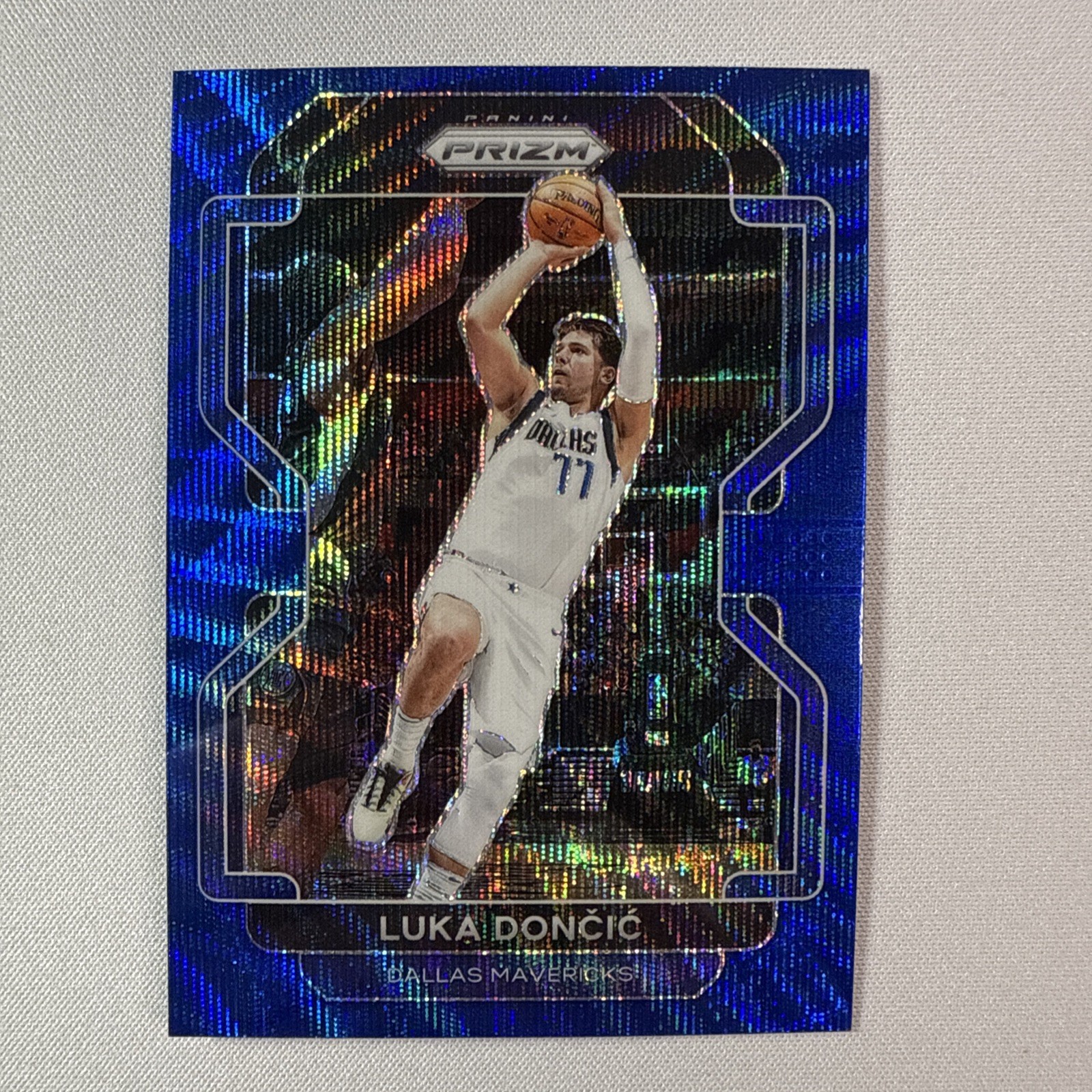Luka Doncic 2021-22 Panini Prizm Blue Wave Color Match #223 NBA Mavericks