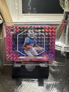 Jahmyr Gibbs 2023 Panini Mosaic Pink Camo Rookie NFL Debut Prizm ND-10