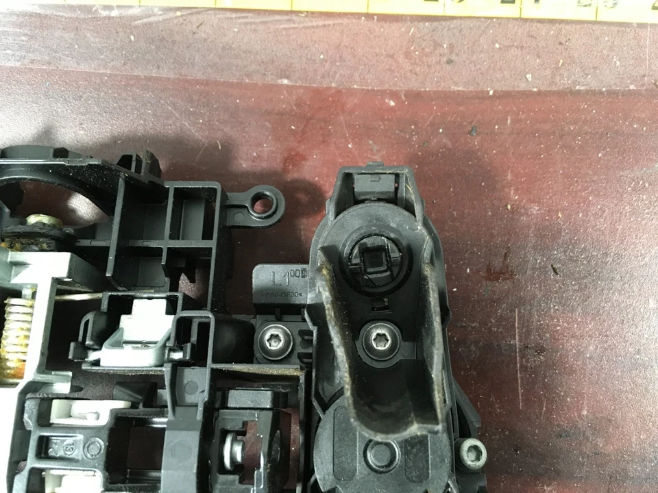 2011-2016 BMW 528i EXTERIOR DOOR HANDLE BRACKET X1720745109 OEM . - Image 4 of 4