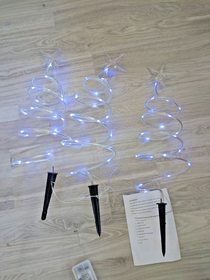 Weihnachtsbäume, beleuchtet, Außendeko