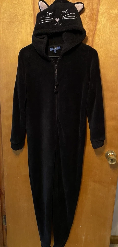 Pijama feminino aconchegante de lã com zíper e capuz Black Cat One Piece tamanho P PJ Essentials - Imagem 2 de 4