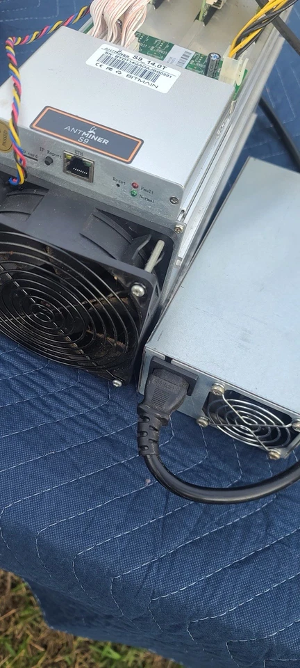 Bitmain Antminer S9 14 TH/s Bitcoin Miner with APW3 Power Supply - Image 3 of 4