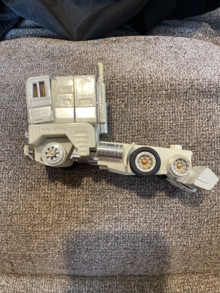 transformers g1 ultra magnus cab only rubber wheels 2 WHEELS MISSING - Image 4 of 4