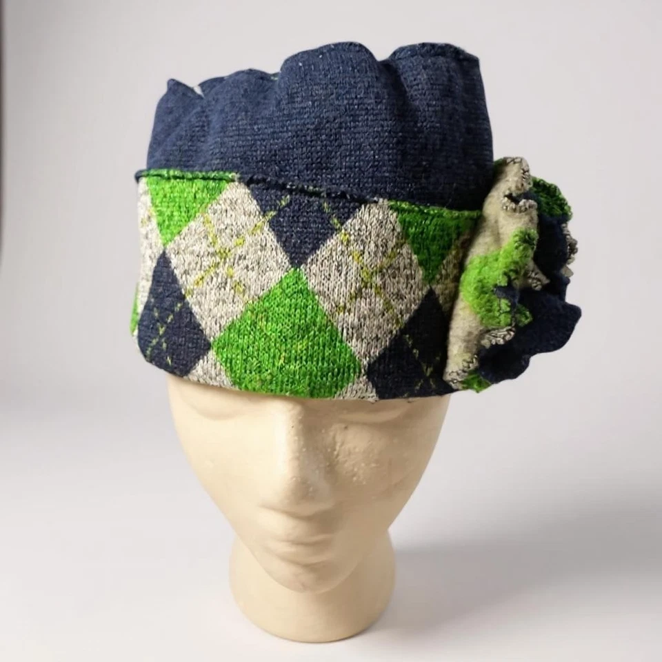 Sombrero Cloche Único Patrón Argyle con Acento Floral Azul y Verde Foto 2 de 4