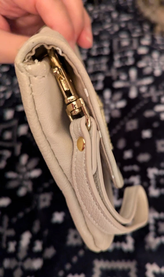 Bolso sin asas Mud Pie beige o hueso imitación cuero muñeca estrella de mar dorado Foto 4 de 4