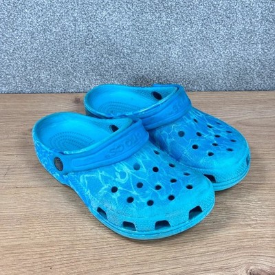 Crocs Classic Blue Graphic Clogs M3 W5 Slipper Sandalen Schuhe